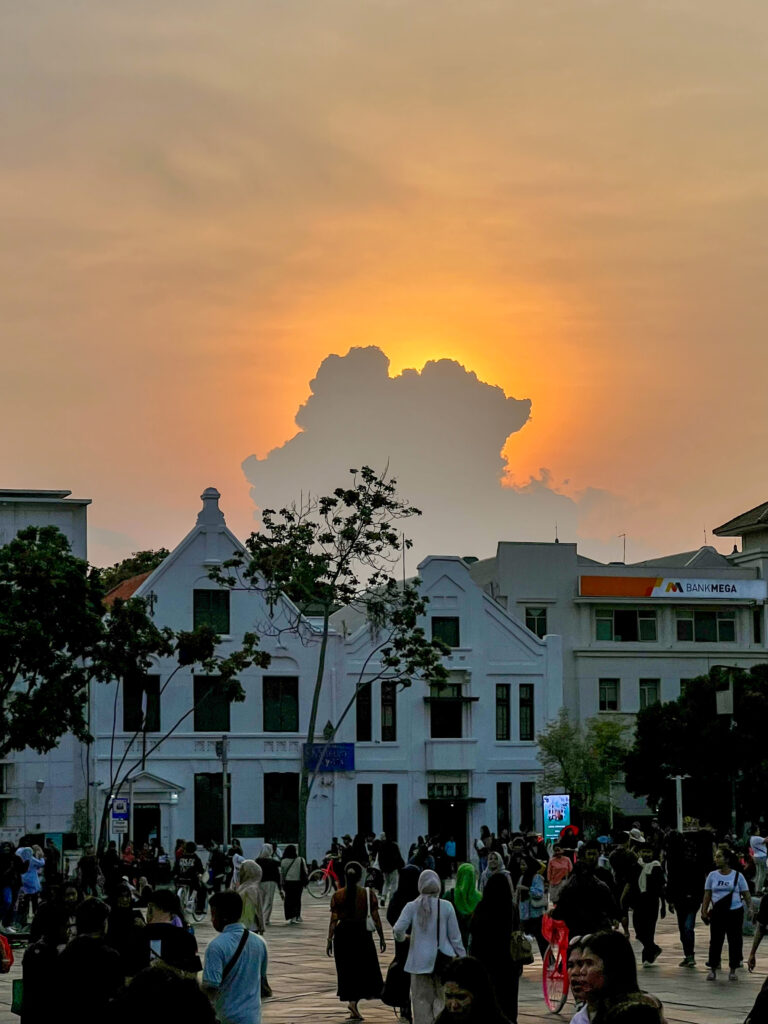 Atardecer en Kota Tua (la ciudad vieja) Ciudad vieja de Yakarta
