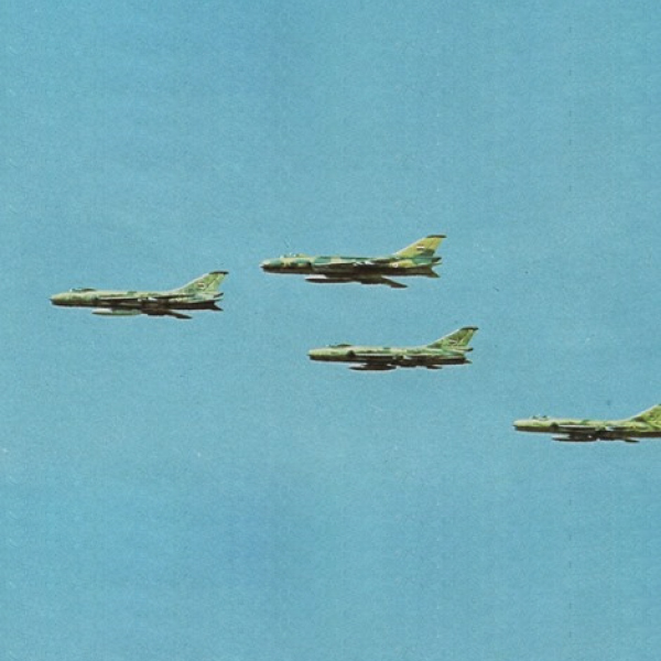 Luchando en el cielo. Aviones de combate egipcios Sukhoi Su-7 atacando sobre la línea Bar Lev. FOTO. GETTY IMAGES